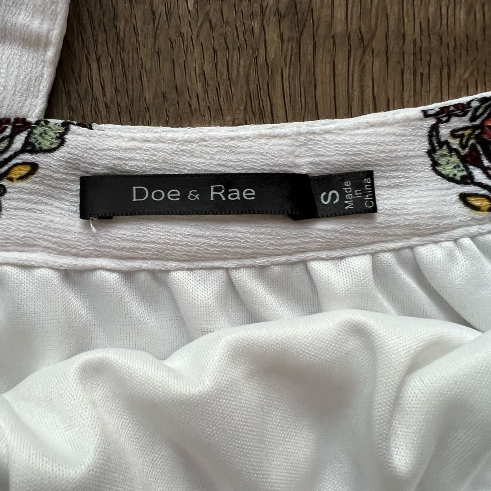 Doe & Rae White Flower Patterned Tank Top Size Small - Picture 7 of 8